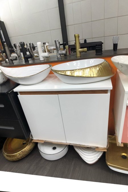 مغسلة فاخرة بأحواض ذهبية